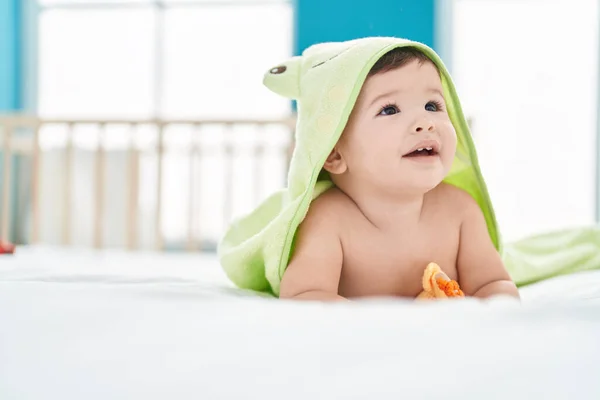 Beyaz Bebek Yatakta Yatarken Komik Bir Havlu Giyiyor — Stok fotoğraf