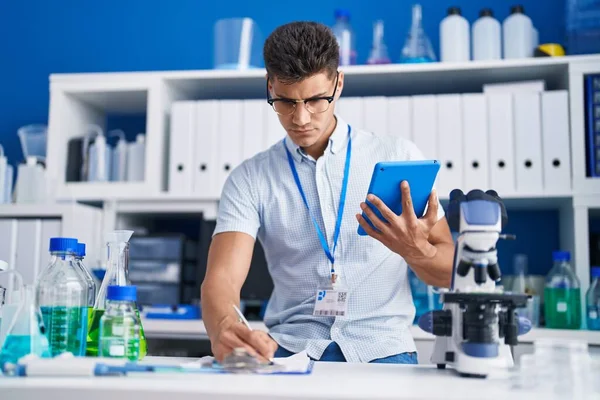 Young Hispanic Man Scientist Using Laptop Writing Clipboard Laboratory — Photo