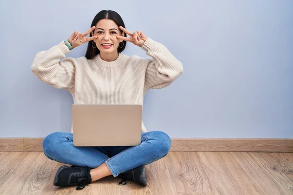 Jonge Vrouw Met Behulp Van Laptop Zitten Vloer Thuis Doen — Stockfoto