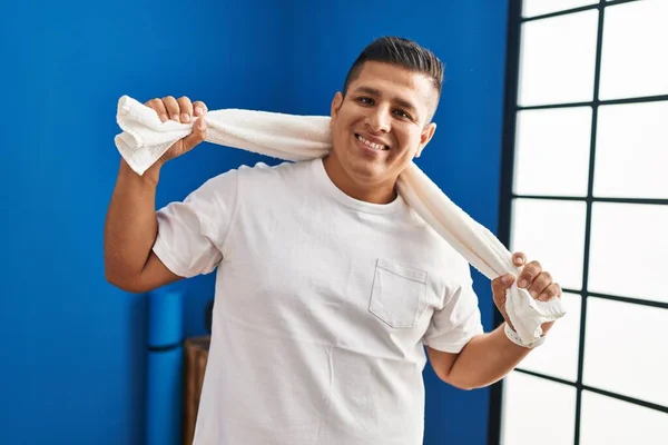 Νεαρός Λατίνος Άνδρας Χαμογελά Αυτοπεποίθηση Κρατώντας Πετσέτα Στο Αθλητικό Κέντρο — Φωτογραφία Αρχείου