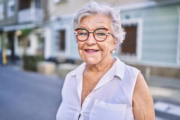 Senior Mujer Pelo Gris Sonriendo Confiado Pie Calle — Foto de Stock