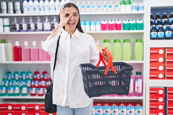 Young Hispanic Woman Shopping Pharmacy Drugstore Holding Basket Smiling Happy — Stockfoto