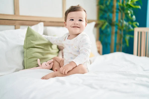 Suloinen Valkoihoinen Vauva Hymyilee Luottavainen Istuu Sängyssä Makuuhuoneessa — kuvapankkivalokuva
