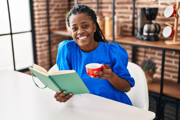 Mujer Afroamericana Leyendo Libro Tomando Café Casa —  Fotos de Stock