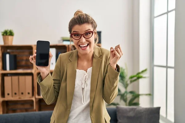 Young Woman Working Consultation Office Holding Smartphone Screaming Proud Celebrating — Stock Photo, Image
