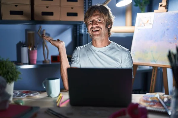 Middle Age Man Sitting Art Studio Laptop Night Smiling Cheerful — Stockfoto