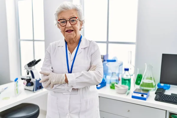 Starsza Siwowłosa Kobieta Mundurze Naukowca Stojąca Rękoma Skrzyżowanymi Laboratorium — Zdjęcie stockowe