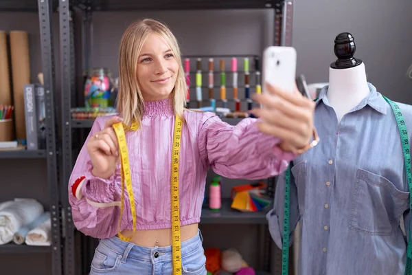Mladá Blondýnka Žena Krejčí Usměvavý Jistý Dělat Selfie Podle Smartphone — Stock fotografie