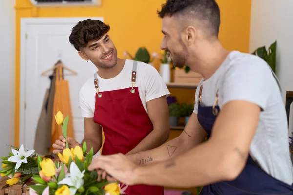 Two Hispanic Men Florists Smiling Confident Make Bouquet Flowers Flower — Stock Photo, Image