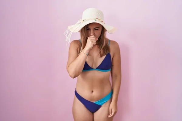 Giovane Donna Ispanica Che Indossa Bikini Sfondo Rosa Sensazione Malessere — Foto Stock