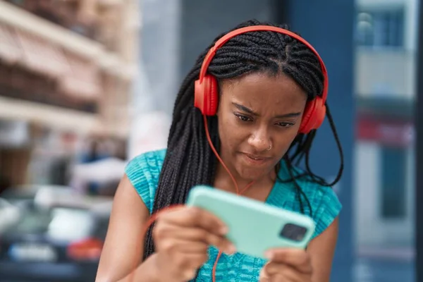 非洲裔美国妇女在街上玩电子游戏 — 图库照片