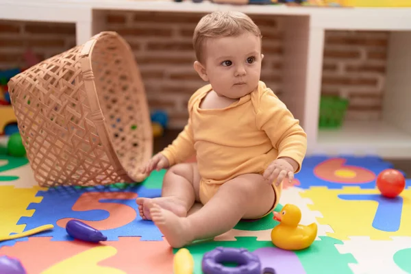 Liebenswertes Kleinkind Mit Entspanntem Gesichtsausdruck Kindergarten — Stockfoto