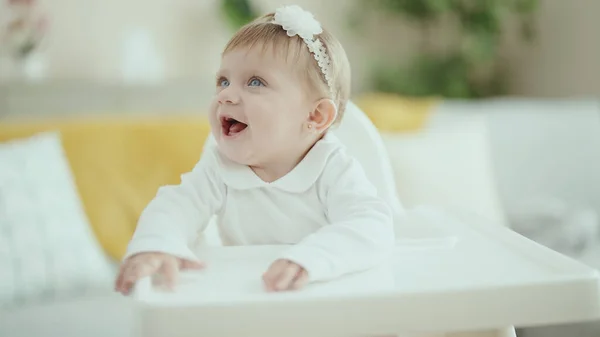 Sevimli Sarışın Bebek Evde Şezlonga Oturmuş Kendinden Emin Gülümsüyor — Stok fotoğraf