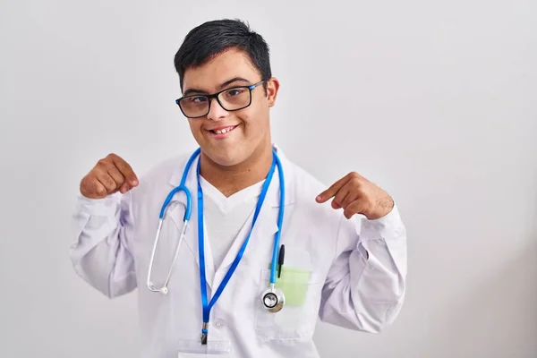 Młody Hiszpan Zespołem Downa Noszący Mundur Lekarza Stetoskop Wyglądający Pewnie — Zdjęcie stockowe