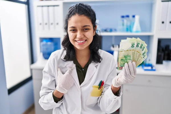 Hispanic Woman Dark Hair Working Scientist Laboratory Holding Money Pointing — ストック写真
