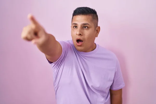 Young Hispanic Man Standing Pink Background Pointing Finger Surprised Ahead — Stock fotografie