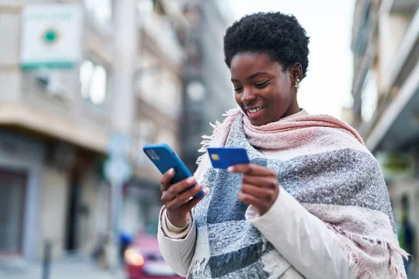 African American Woman Using Smartphone Credit Card Street — Fotografia de Stock