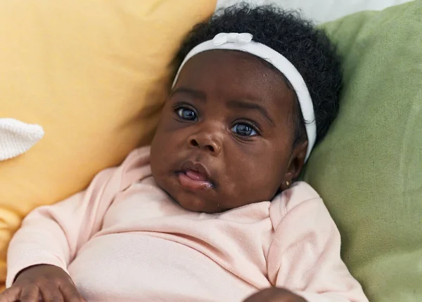 Afrykańskie Amerykańskie Dziecko Uśmiecha Się Pewnie Siedząc Łóżku Sypialni — Zdjęcie stockowe
