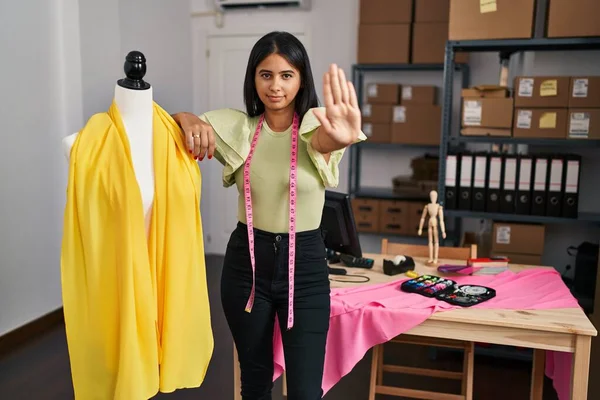 Young Hispanic Woman Standing Manikin Small Business Open Hand Doing — Stockfoto