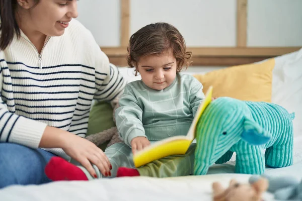 Kadın Bebek Yatak Odasında Oturmuş Masal Kitabı Okuyorlar — Stok fotoğraf