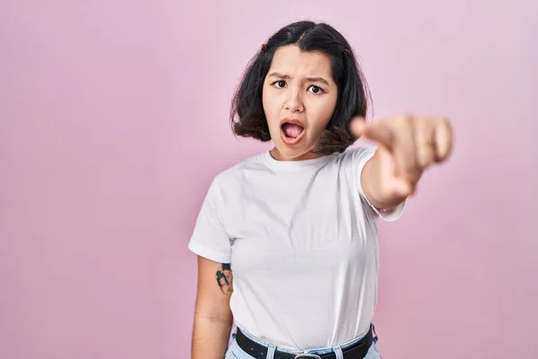 Young Hispanic Woman Wearing Casual White Shirt Pink Background Pointing — 图库照片