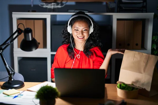 Young Asian Woman Working Office Laptop Night Smiling Cheerful Presenting —  Fotos de Stock