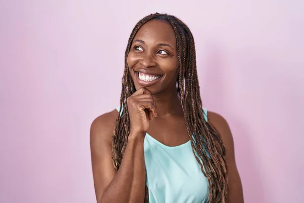 Африканская Американка Стоящая Розовом Фоне Рукой Подбородке Думает Вопросе Задумчивом — стоковое фото