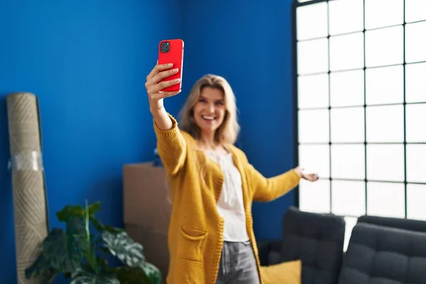 Young Blonde Woman Smiling Confident Making Selfie Smartphone New Home — Stock Photo, Image