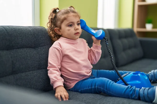 Adorável Caucasiano Menina Brincando Com Telefone Brinquedo Sentado Sofá Casa — Fotografia de Stock