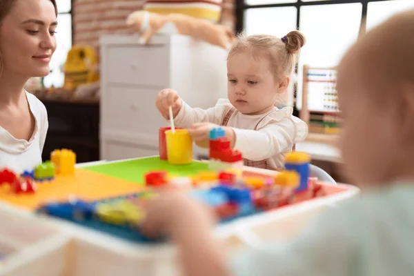 Lehrerin Mit Jungen Und Mädchen Die Kindergarten Mit Bauklötzen Spielen — Stockfoto