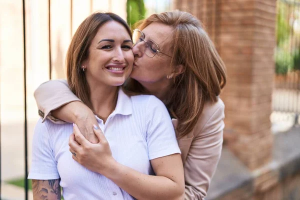 Μητέρα Και Κόρη Χαμογελούν Αυτοπεποίθηση Αγκαλιάζονται Και Φιλιούνται Στο Δρόμο — Φωτογραφία Αρχείου