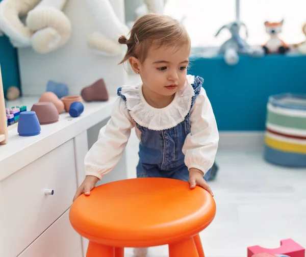 Liebenswertes Blondes Kleinkind Lächelt Selbstbewusst Und Hält Stuhl Kindergarten — Stockfoto