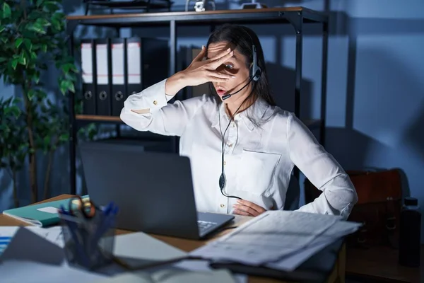 Young Brunette Woman Wearing Call Center Agent Headset Working Late — Foto Stock