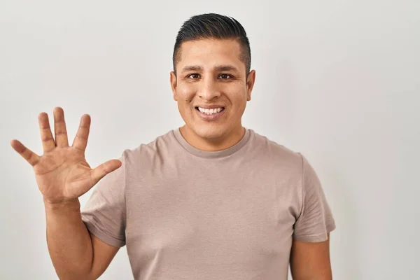 Hispánec Mladý Muž Stojící Nad Bílým Pozadím Ukazuje Ukazuje Prsty — Stock fotografie