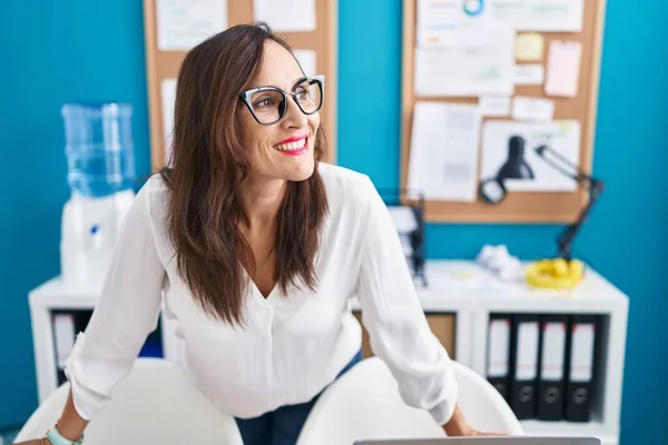 Young Beautiful Hispanic Woman Business Worker Smiling Confident Standing Desk — Stock Photo, Image