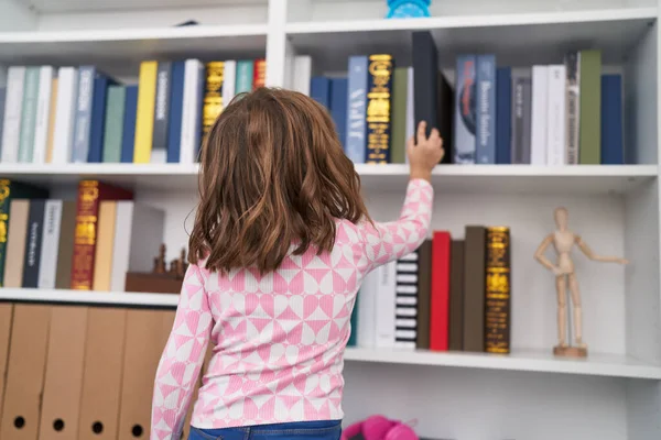 Sevimli Spanyol Kız Öğrenci Kütüphane Okulunda Rafların Kitabını Tutuyor — Stok fotoğraf