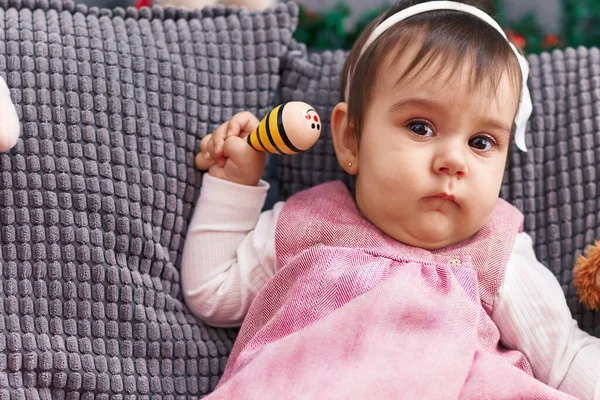 Sevimli Spanyol Bebek Kanepede Oturmuş Evde Maraca Oynuyor — Stok fotoğraf