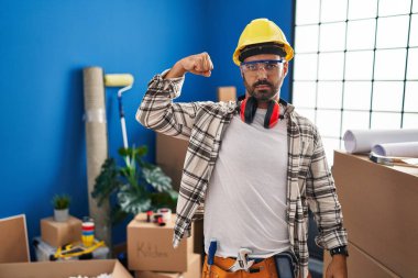 Evde çalışan sakallı, İspanyol bir genç. Güçlü, kaslı, kendinden emin ve gururlu bir adam. 