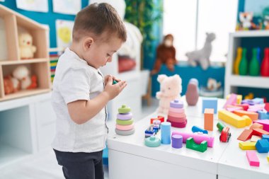 Tapılası İspanyol çocuk anaokulunda inşaat bloklarıyla oynuyor.