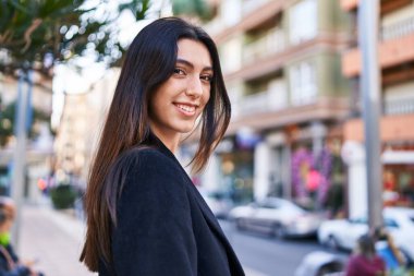 Sokakta kendine güvenen güzel İspanyol bir kadın.