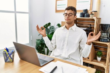 İş yerinde dizüstü bilgisayarla çalışan genç bir İspanyol.