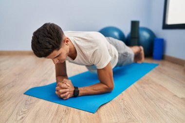 Spor merkezinde karın kaslarını çalıştıran genç bir İspanyol.