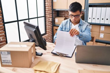 Down sendromlu adam ecommerce iş adamı ofiste belge okuyor.