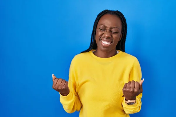 Mulher Negra Bonita Sobre Fundo Azul Muito Feliz Animado Fazendo — Fotografia de Stock
