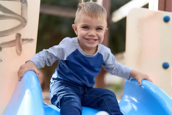 Schattige Peuter Glimlachend Zelfverzekerd Spelen Glijbaan Park Speeltuin — Stockfoto