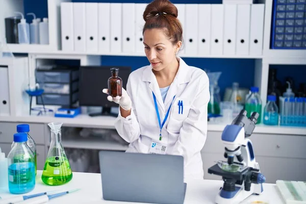Молода Жінка Науковець Використовує Ноутбук Тримає Пляшку Лабораторії — стокове фото