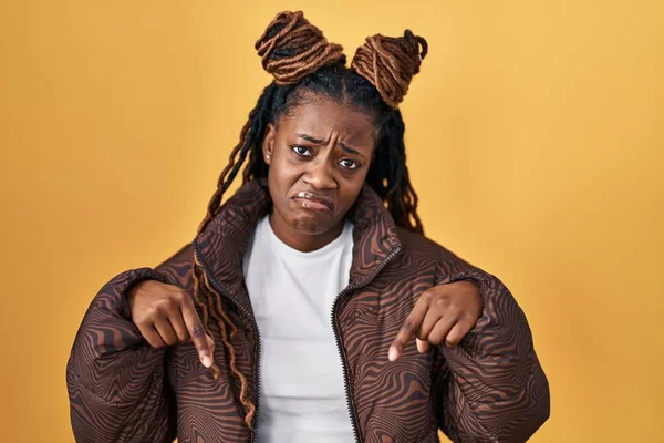 African Woman Braided Hair Standing Yellow Background Pointing Looking Sad — ストック写真