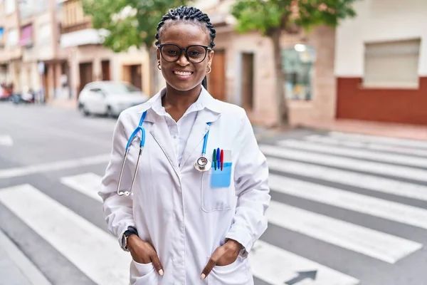 Afrikansk Amerikansk Kvinna Doktor Ler Säker Stående Gatan — Stockfoto