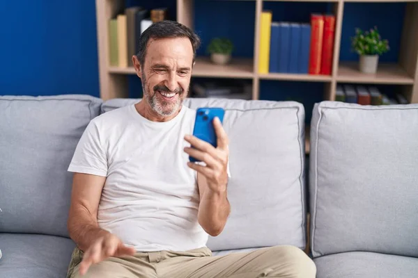 Middle Age Man Make Selfie Smartphone Sitting Sofa Home — ストック写真