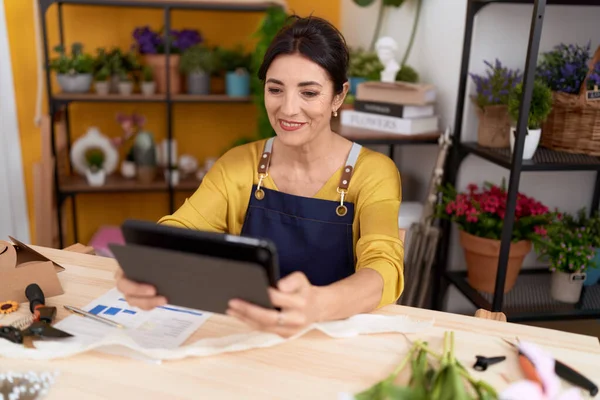 Middle Age Hispanic Woman Florist Smiling Confident Using Touchpad Flower — Stockfoto